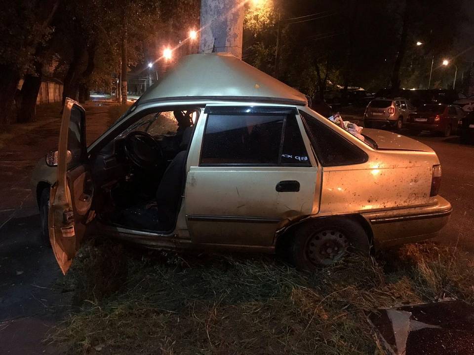 28-летний водитель на «Деу» врезался в Воронеже в световую опору