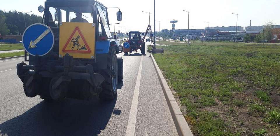 На территории Железнодорожного района продолжается регулярный покос травы