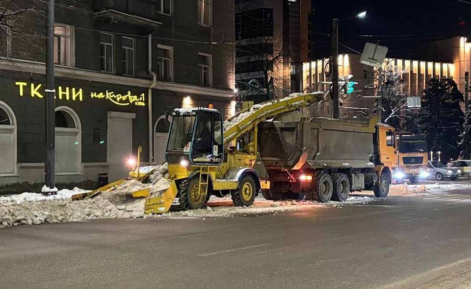 Еще более 8 тысяч кубометров снега за ночь вывезли с улиц Воронежа