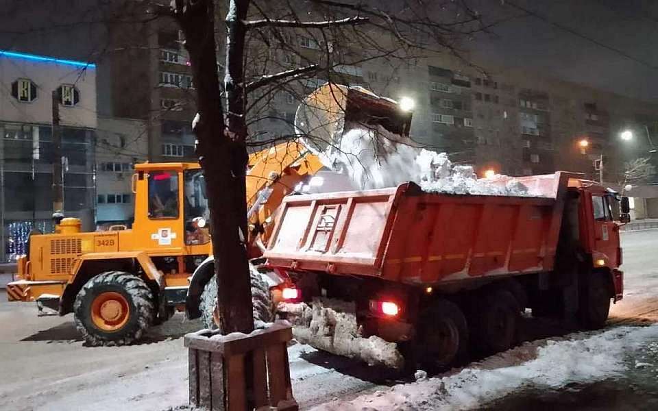 Еще 7 тыс. кубометров снега вывезли ночью с улиц Воронежа