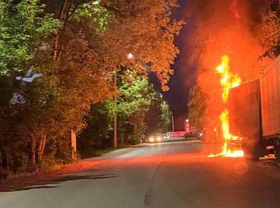 Горящую фуру потушили пожарные в Воронеже
