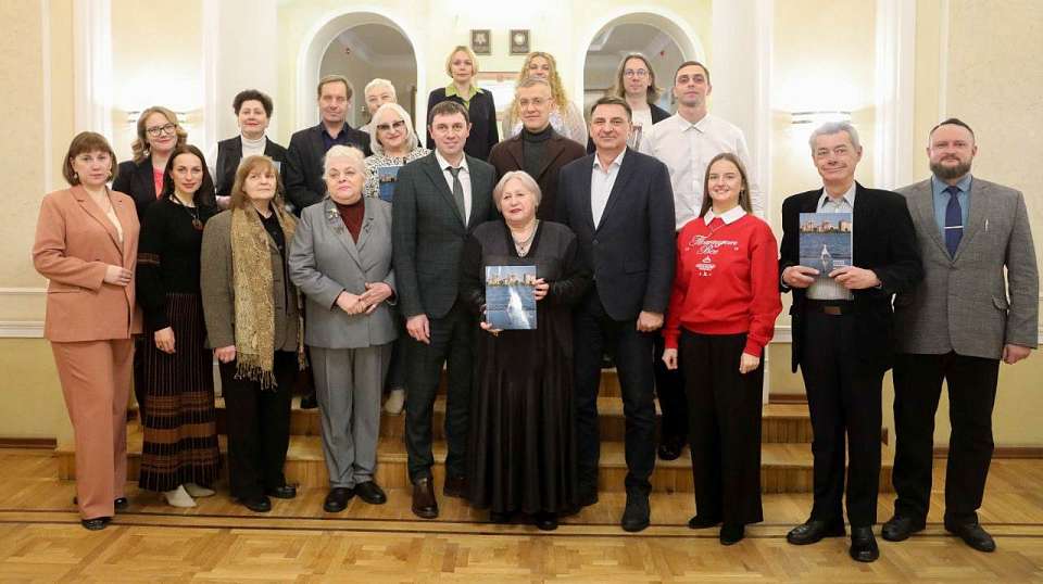 Сборник историй воронежских экскурсоводов представили в городской администрации