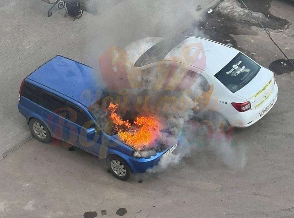 Автомобиль загорелся в воронежском Отрадном