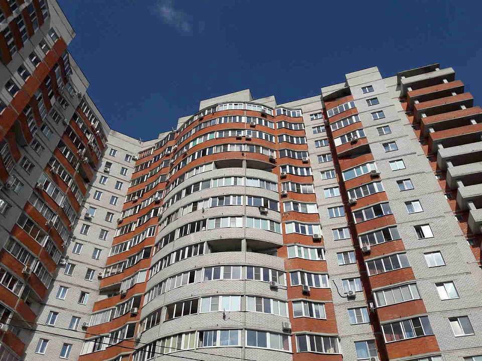 Выпавший из окна 8-го этажа дома под Воронежем ребёнок погиб