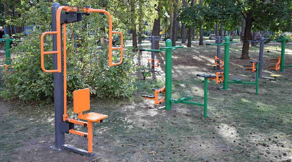 В сквере «Совёнок» Железнодорожного района обновили спортивное оборудование