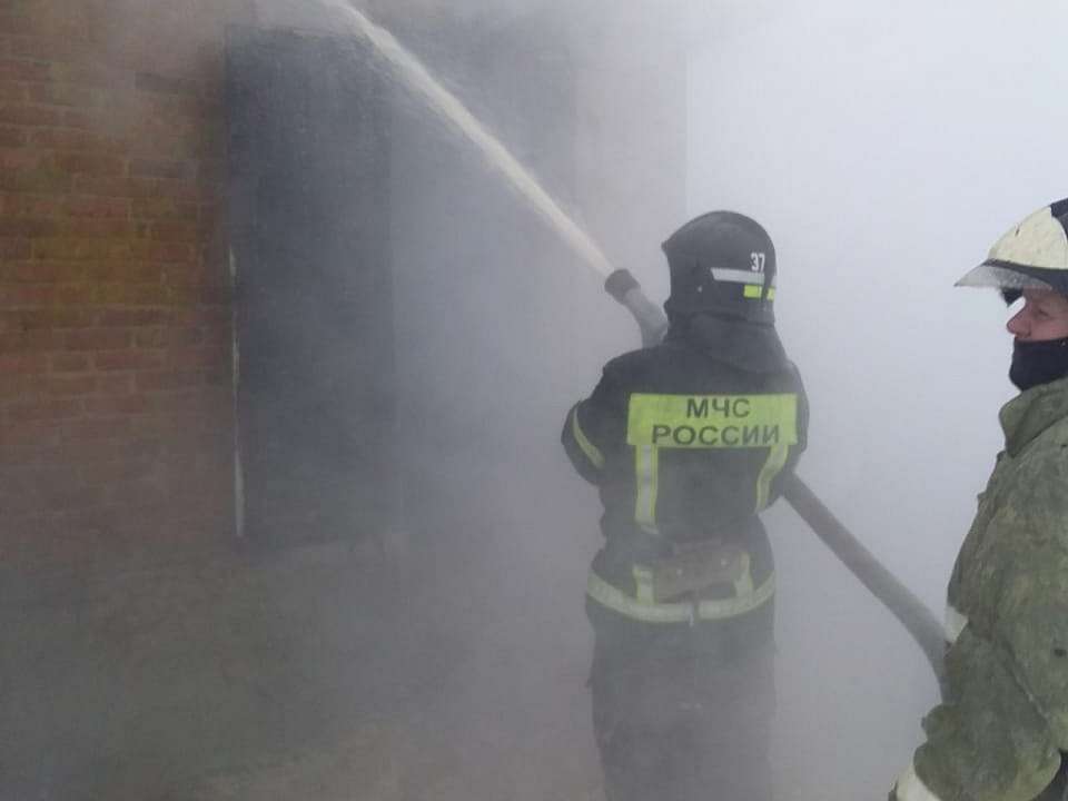 Пожар вспыхнул на территории завода в Воронежской области