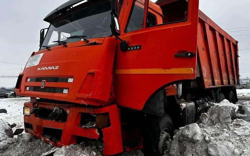 Водители пострадали в ДТП пикапа и грузовика на мостовом переходе под Воронежем