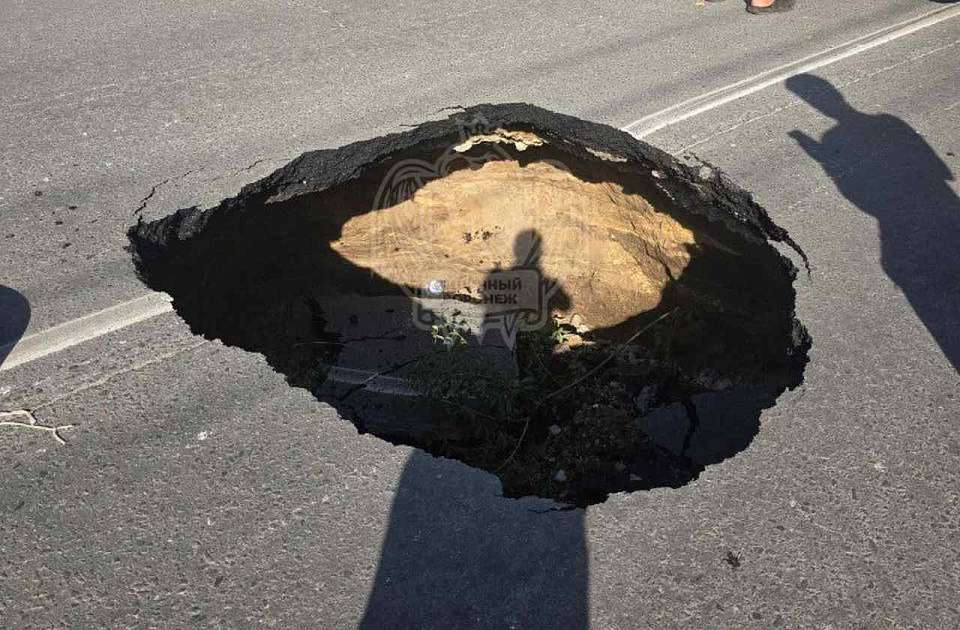 Провал асфальта обнаружился на дороге перед авиазаводом в Воронеже