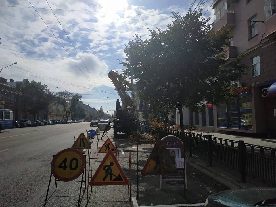 В Ленинском районе Воронежа устраняют препятствия для дорожной инфраструктуры 
