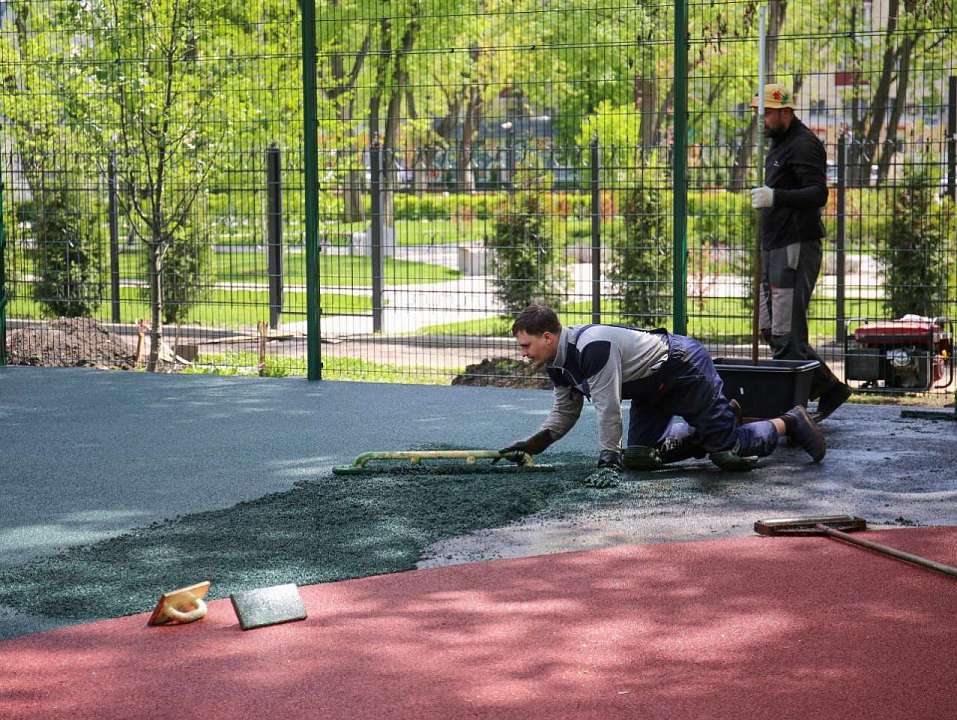 В Воронеже ремонтируют спортивную площадку в парке имени Дурова 