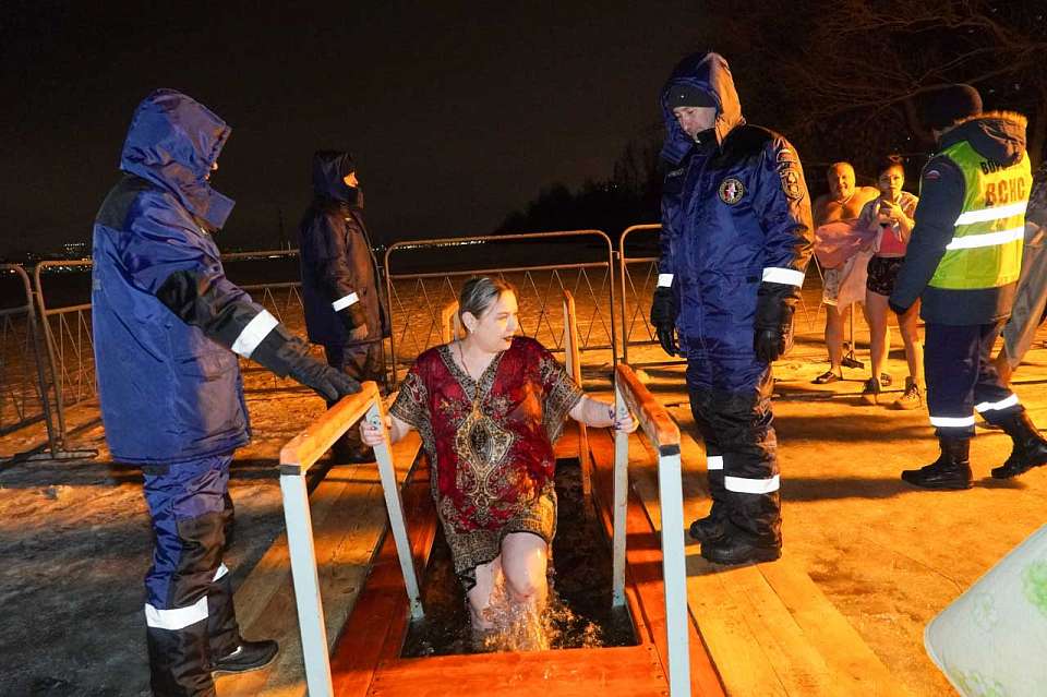 Воронежцам рассказали, как подготовиться к купанию в проруби в Крещенскую ночь