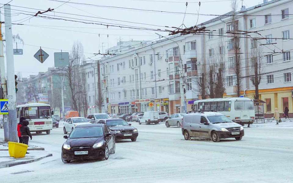 Об ухудшении дорожной ситуации из-за снегопада предупредили власти Воронежа 