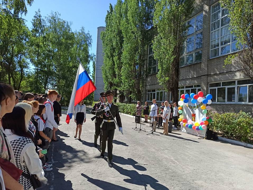 В Коминтерновском районе прошли торжественные линейки ко Дню знаний