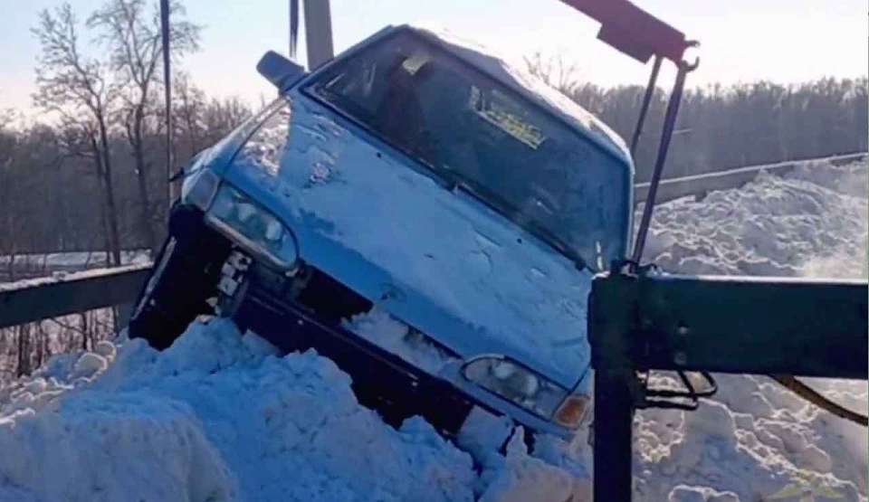 Выбраться из снежной ловушки водителю на трассе под Воронежем помогли госавтоинспекторы