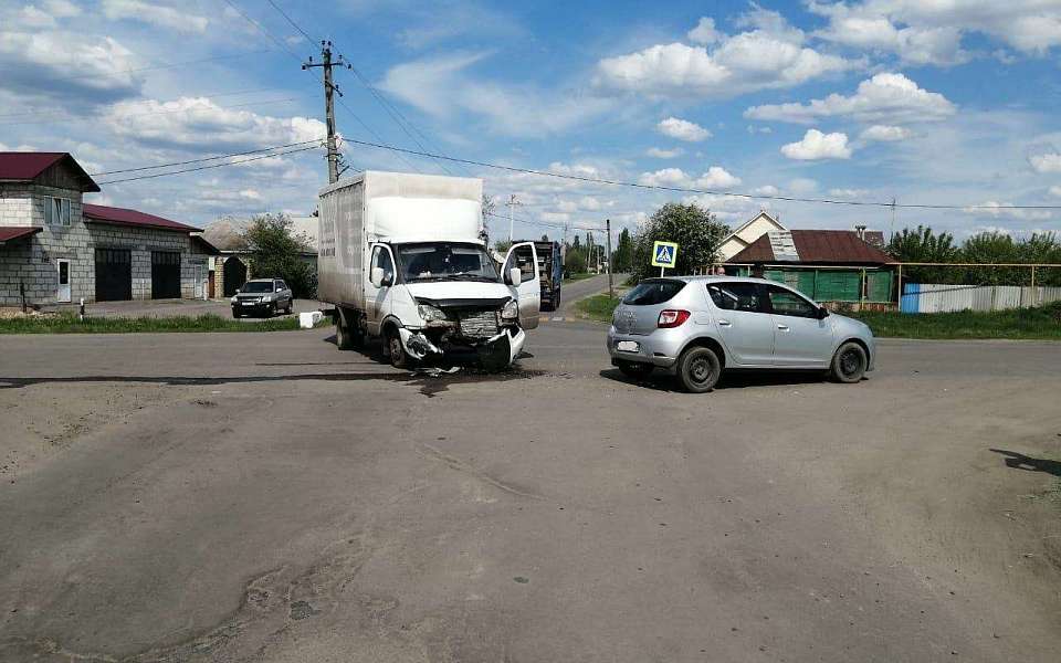 В Воронежской области два человека пострадали в столкновении ГАЗ и Renault Sandero      