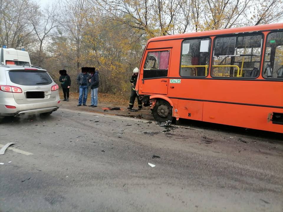В Воронеже погиб автомобилист и пострадали 6 пассажиров в столкновении иномарки с автобусом