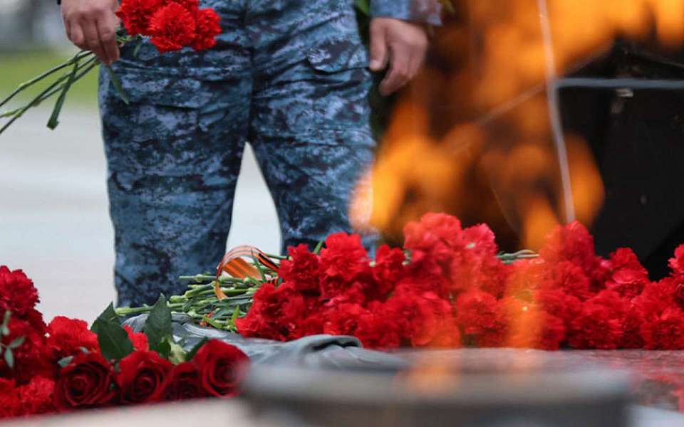 На площади Победы в Воронеже почтили память Героев Великой Отечественной войны