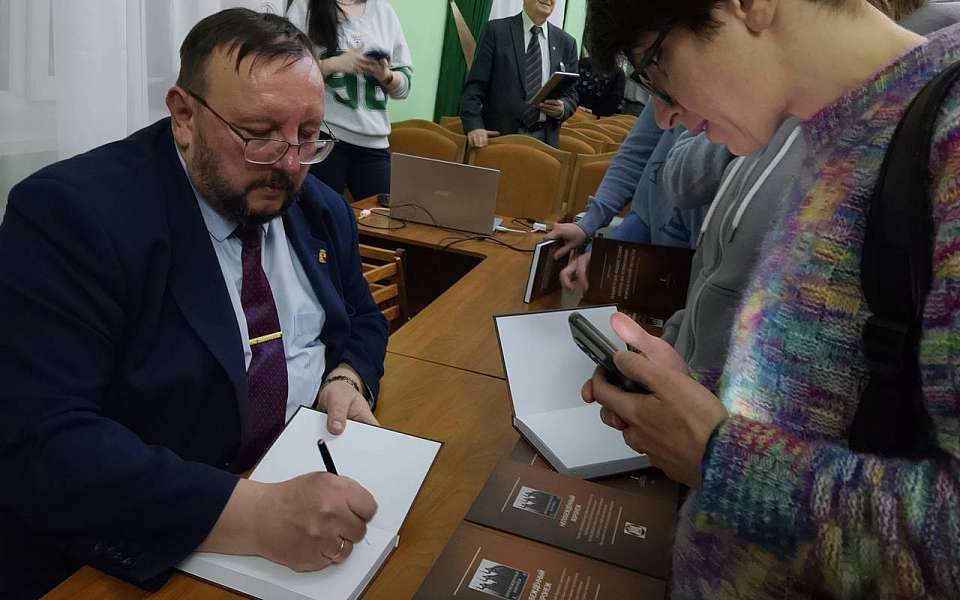 Воронежский историк презентовал книгу  о трагедии и освобождении нацистских лагерей в области