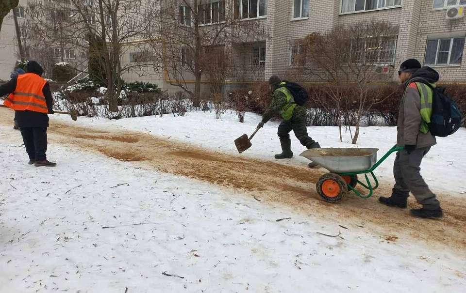 В Ленинском районе продолжается работа коммунальных служб по устранению наледи
