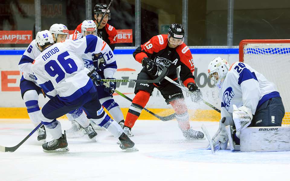 Крупное поражение в Альметьевске потерпели хоккеисты воронежского «Бурана»