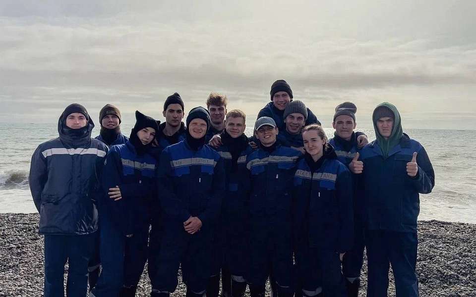 Знамя лучшего путинного отряда получили воронежские студенты