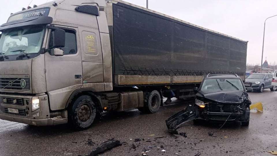 В ДТП с ограждением и кроссовером пострадал 51-летний водитель ВАЗа под Воронежем
