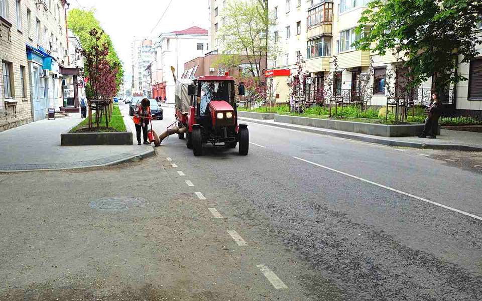 Продолжают тщательную уборку территории в Ленинском районе