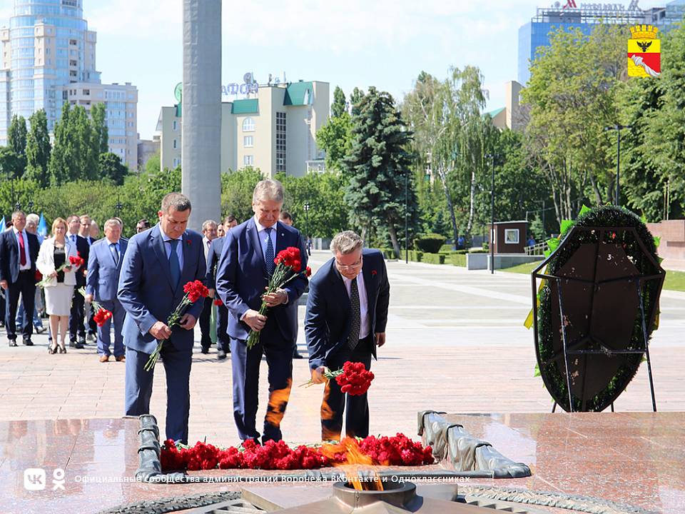 Руководители Воронежа и области возложили венки и цветы к Могиле Неизвестного Солдата