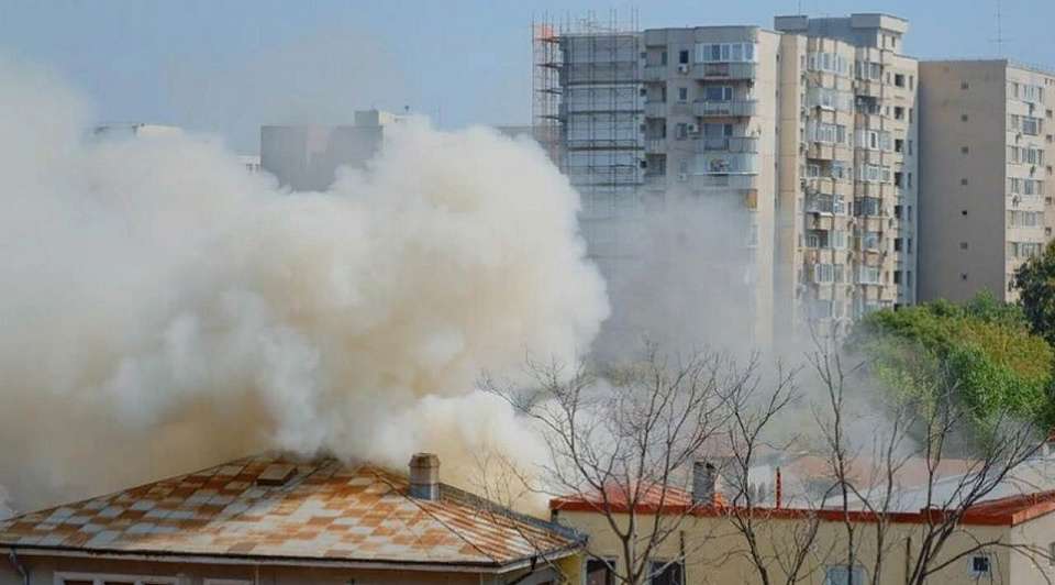 В центре Воронежа парень забрался на шпиль дома и зажег дымовую шашку