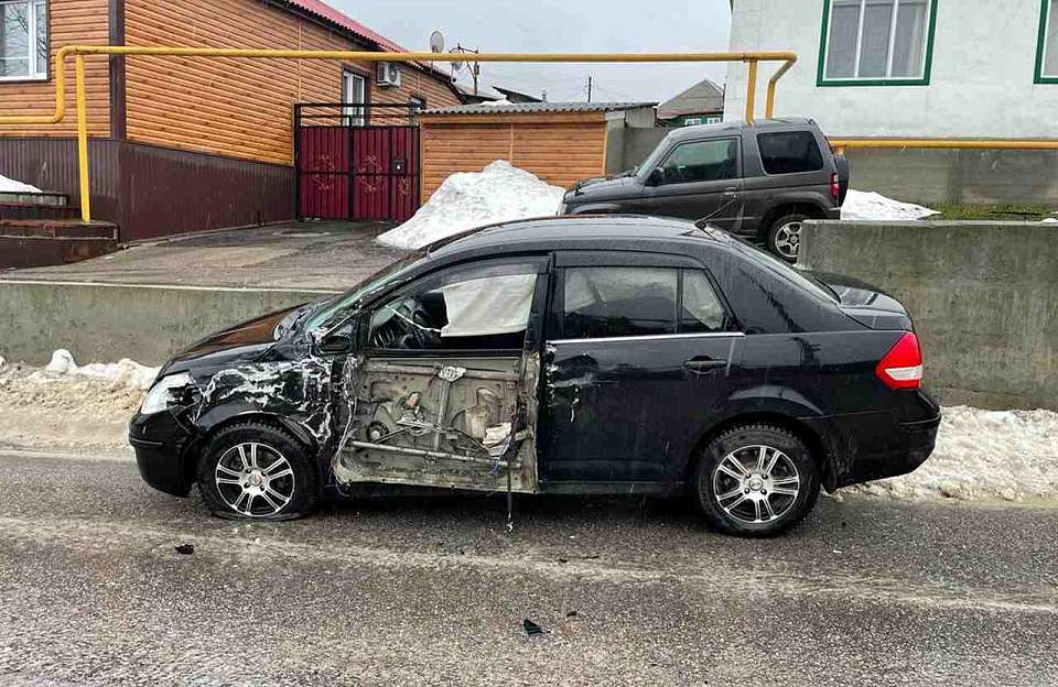 Пассажирка иномарки пострадала во встречном ДТП с рейсовым автобусом под Воронежем
