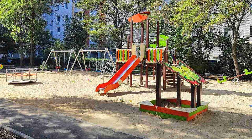 Завершаются работы по благоустройству дворов многоквартирных домов в Железнодорожном районе