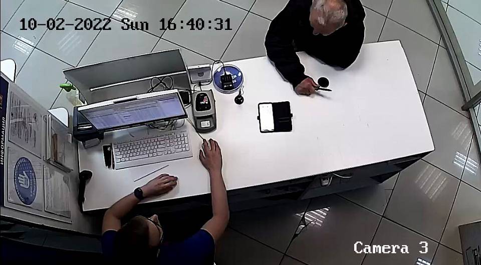 Точку по продаже смартфонов в торговом центре ограбил 57-летний воронежец
