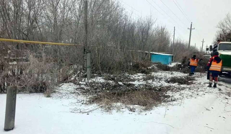 Опасные отходы обнаружила транспортная прокуратура в охранной зоне ЛЭП в Воронежской области