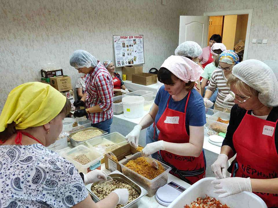 Как воронежские волонтеры готовят быструю еду для участников СВО