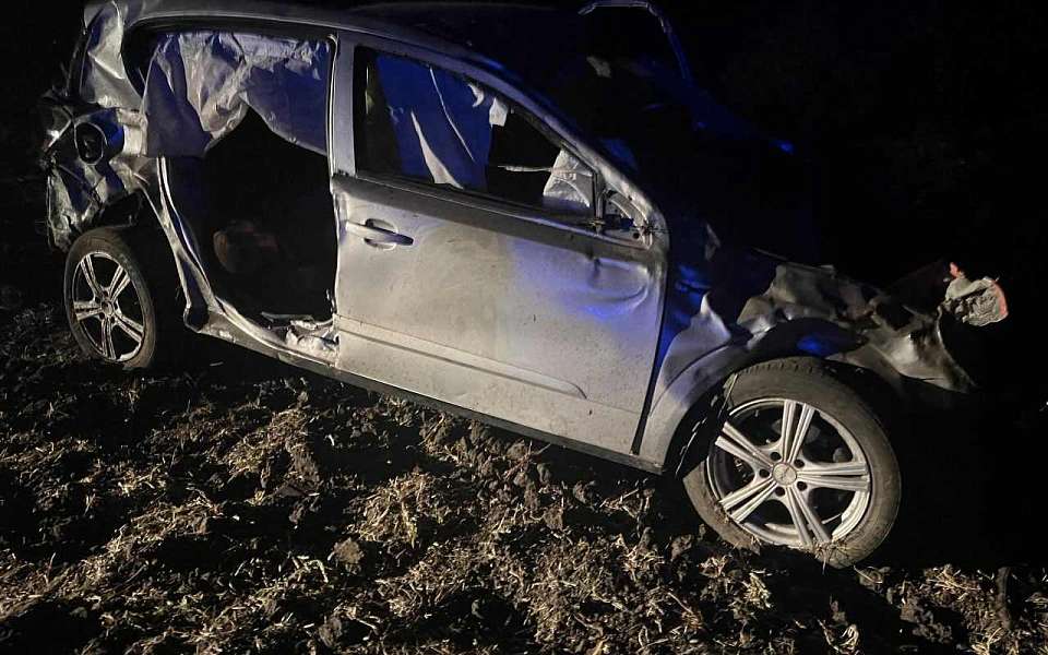 Находившийся в салоне перевернувшейся иномарки подросток умер в скорой в Воронежской области