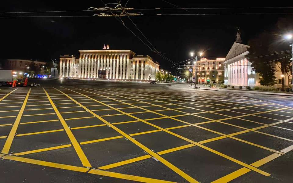 Вафельную разметку нанесли на площади Ленина в Воронеже