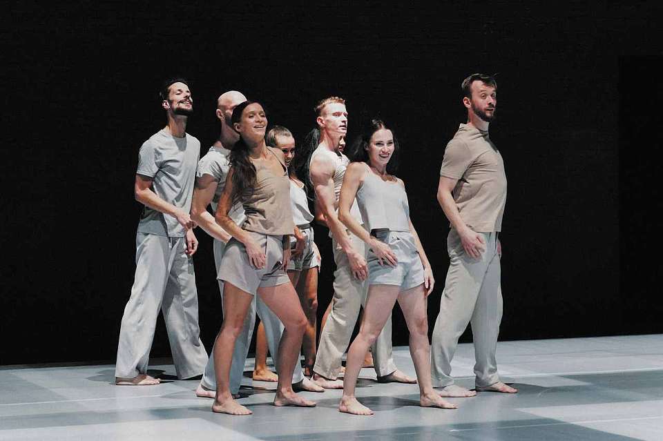 Электричество и магнетизм между людьми показал бразильский хореограф в Камерном театре