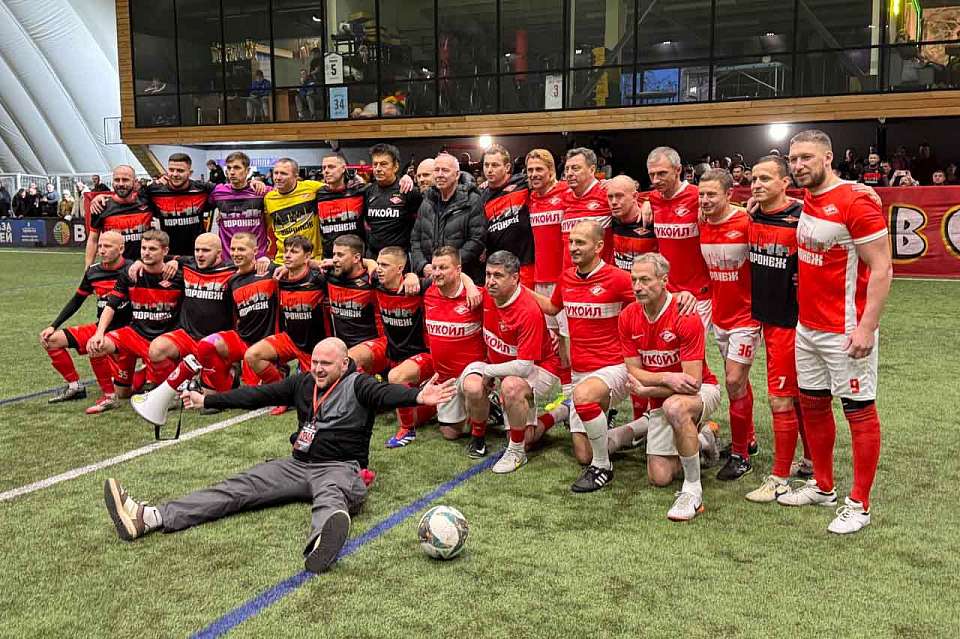 Легенды «Спартака» обыграли воронежских фанатов в товарищеском матче