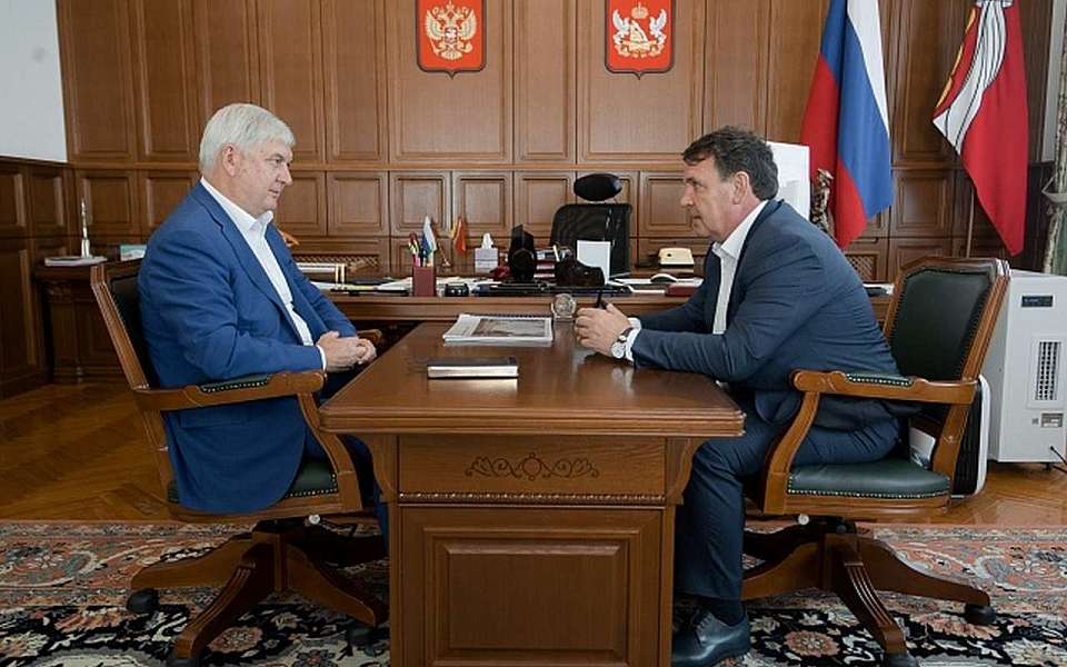 Губернатор Александр Гусев вручил Олегу Николаенко почетный знак правительства Воронежской области