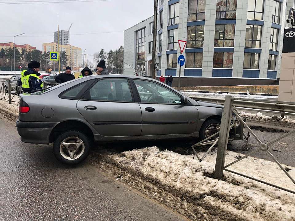 В Воронеже пьяный автомобилист снес дорожное ограждение