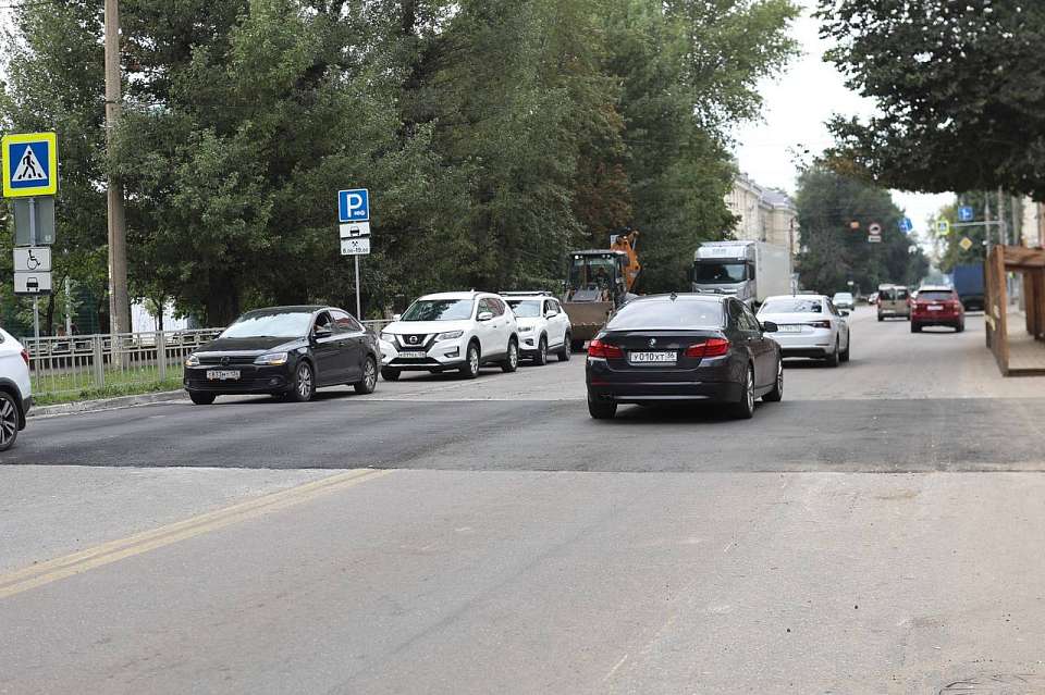 В Воронеже пешеходный переход у школы №45 оснастили искусственной неровностью 