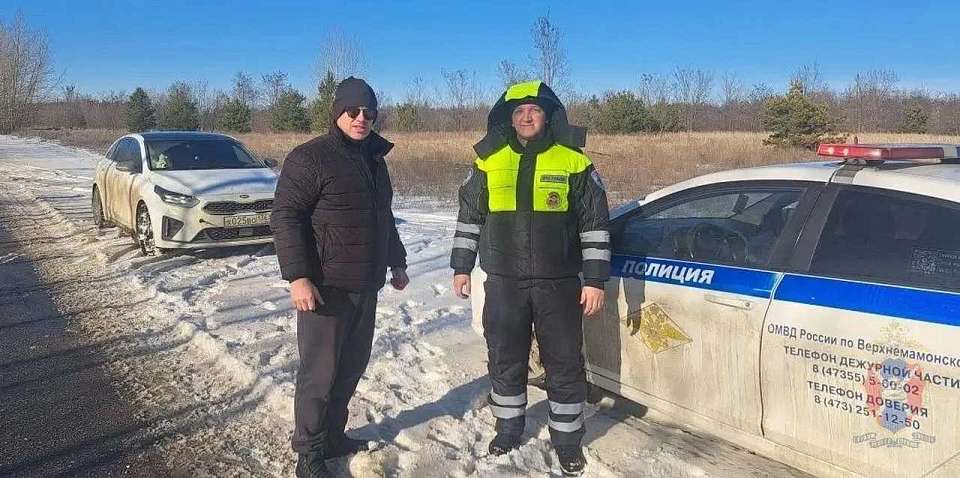 Полицейские помогли водителю, застрявшему в снегу в Воронежской области