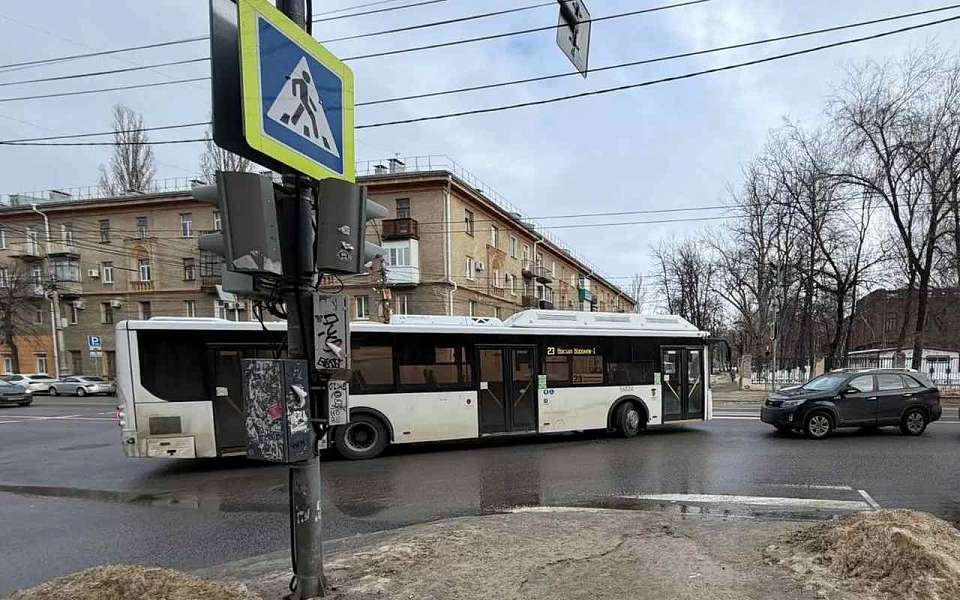 Водитель Kia Sorento попал в больницу после ДТП с автобусом в Воронеже