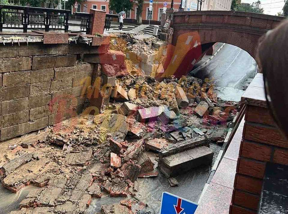 В Воронеже после дождя обрушилась подпорная стена у Каменного моста