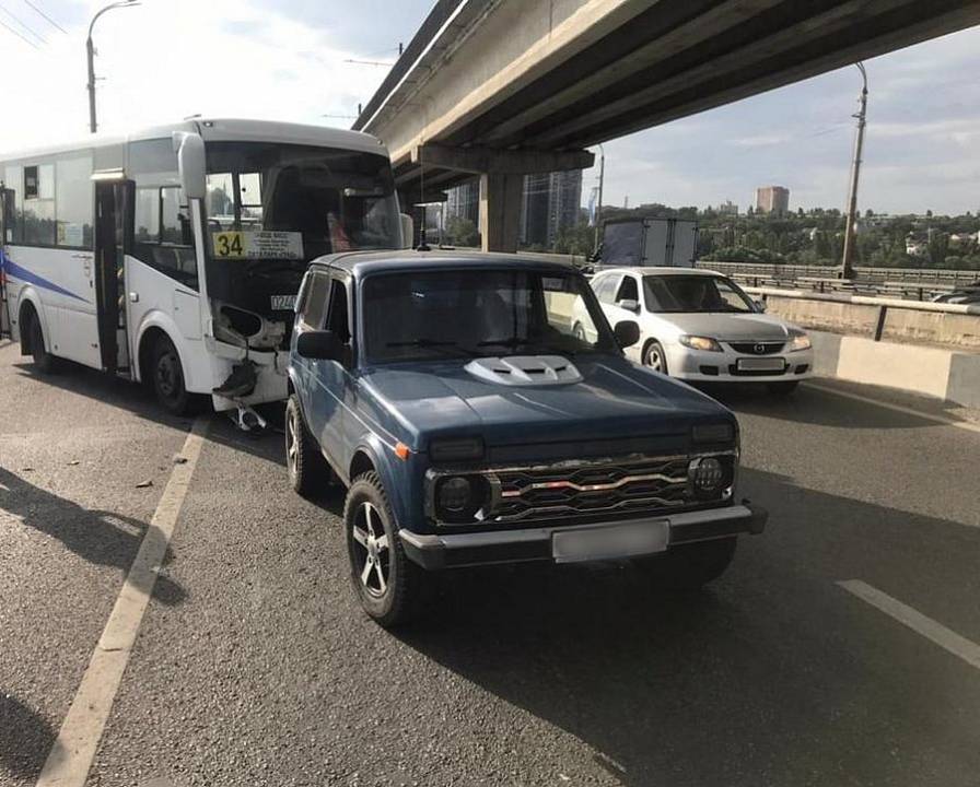 В Воронеже на Северном мосту маршрутный «ПАЗ» столкнулся с двумя легковушками