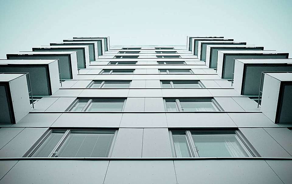 С балкона на четвертом этаже выпал 12-летний мальчик в Воронеже