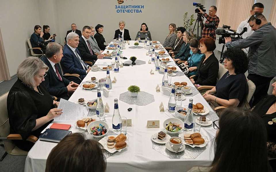 С матерями и женами погибших участников СВО встретился губернатор Воронежской области