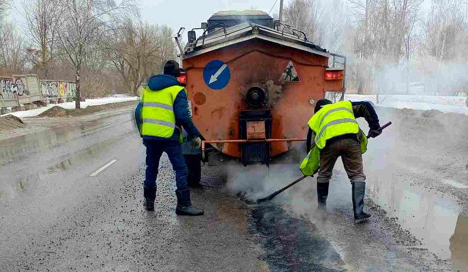 В Ленинском районе продолжают лить асфальт