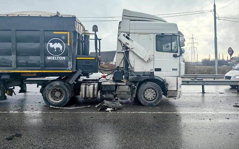 Жительница Воронежа пострадала в массовом ДТП с участием большегрузов