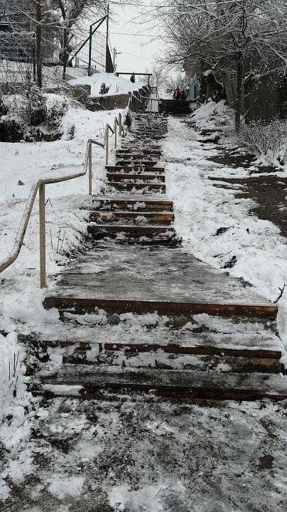В Центральном районе нагорные лестницы очистили от снега и наледи